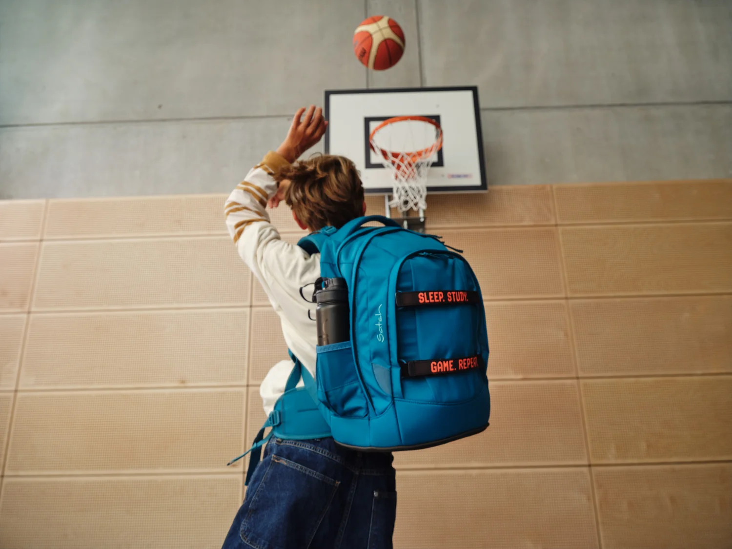 Rucksack, Person, Basketball (Ball), Jeans, Basketball spielen